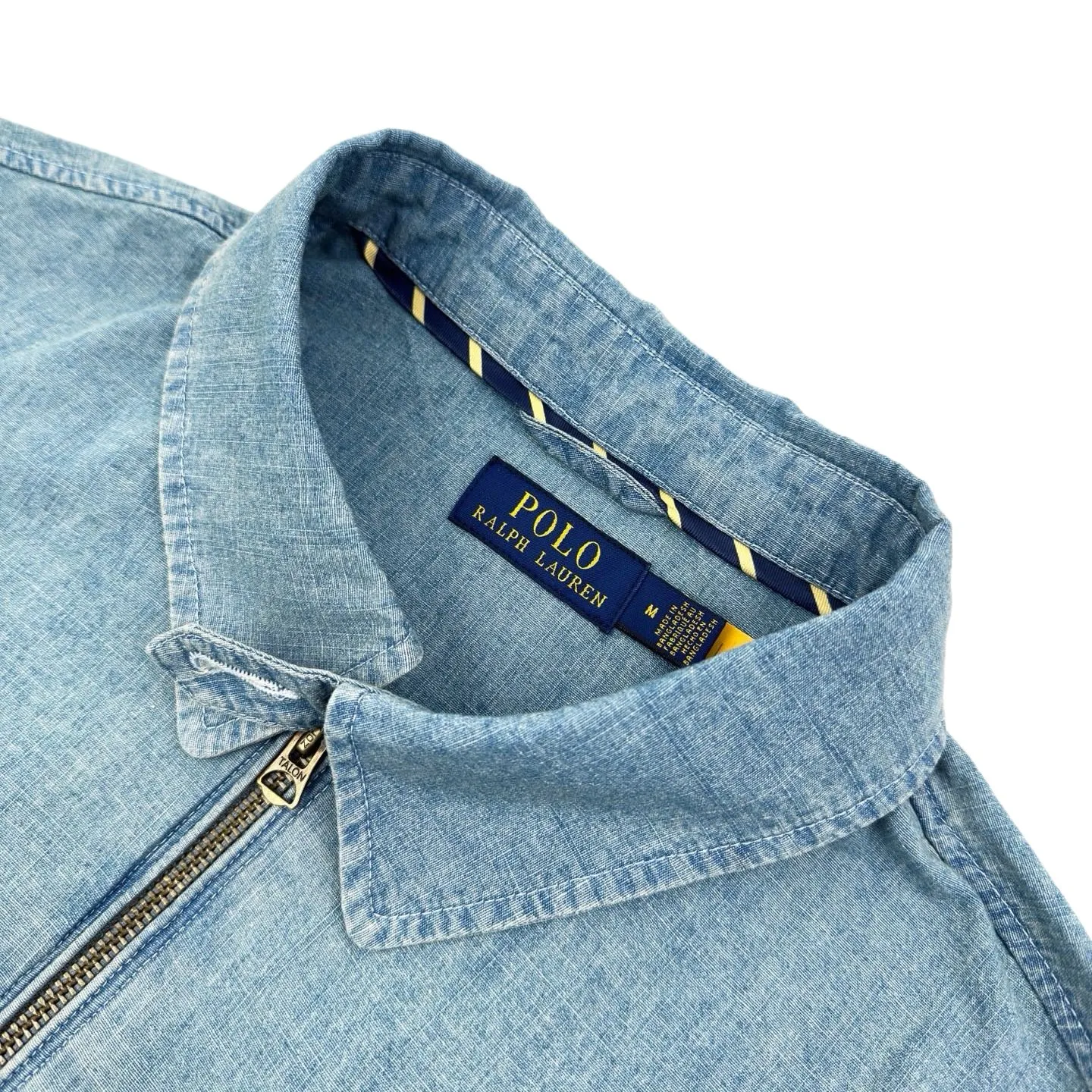 P480 Ralph Lauren colorful pony embroidered denim jacket. Original purchase and development for 2,690. The fabric is made of custom-dyed cloud-like plain cotton denim. Soft and silky, comfortable and close to the skin. Mist-like indigo. A denim poem dyed with time. The exquisite colorful pony logo on the left chest jumps into indigo. It is highly recognizable. It has an atmosphere of freedom and vitality. A symphony of pure and smart colors. The neatly folded neckline is a stunning detail. Reconstructing classics with clean patterns. Even walking has a designed sense of calmness. It adopts imported machine embroidery technology. It uses advanced computer control systems and precision mechanical components to realize colorful pony embroidery operations. High precision. Smooth and delicate lines: template machine opens the bag. The preset template guides the position, shape and size of the bag opening. The accuracy ensures the quality of the bag opening effect. The hem is made in one go using a three-needle waist-drawing machine. The machine's special needle position and feeding mechanism are used. The elastic band and the fabric are sewn together in the same process. The three-needle design is stronger and can evenly distribute pressure. Ensure that the elastic band is closely attached to the fabric, using a washing and frying process. The special desizing agent is preferred. Next, the fabric is soaked in it and evenly sized. After desizing, it is finally rinsed. The workmanship is extremely complicated and the loss is high. Size:S-M-L-XL